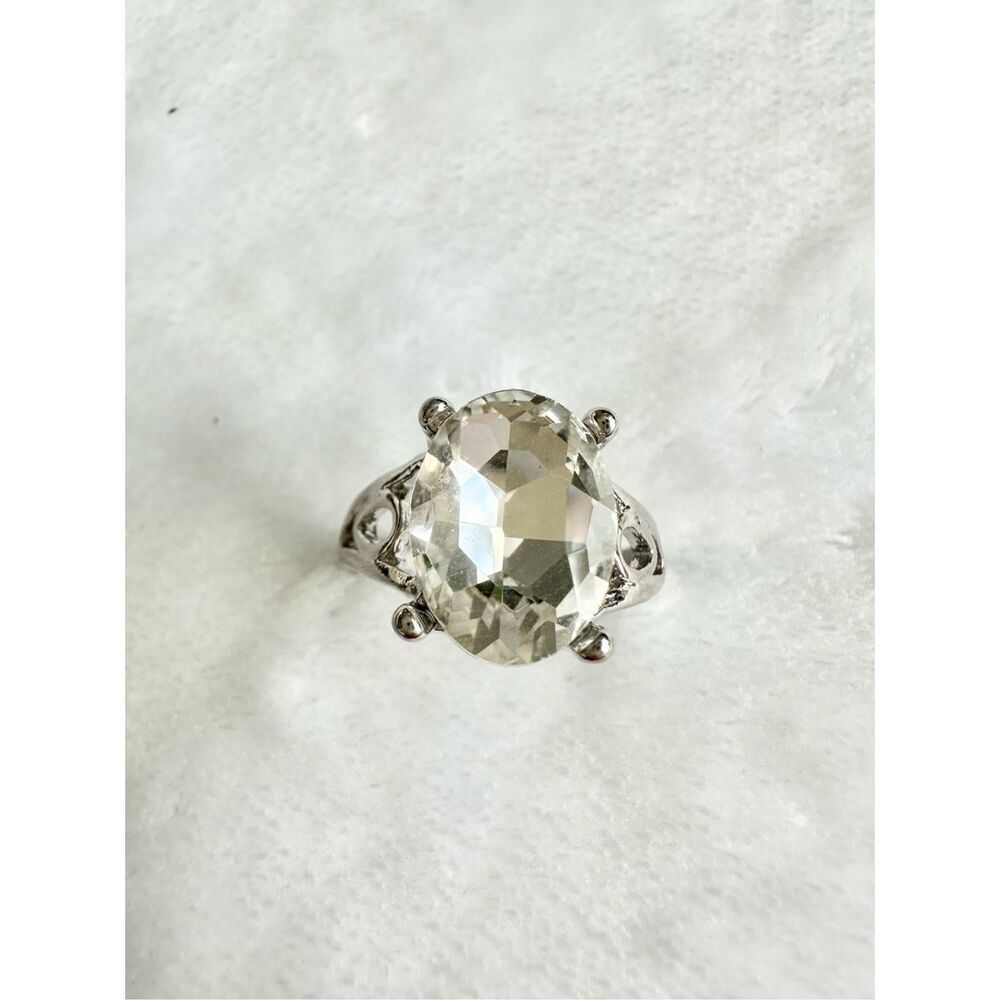 Sparkly oval rhinestone ring size 8 - Picture 4 of 5